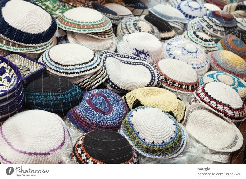 Ein Verkaufstisch mit unterschiedlichen religiösen Kopfbedeckungen für Juden (Kippa) Tradition heilig Kirche Spiritualität Zeichen Symbole & Metaphern