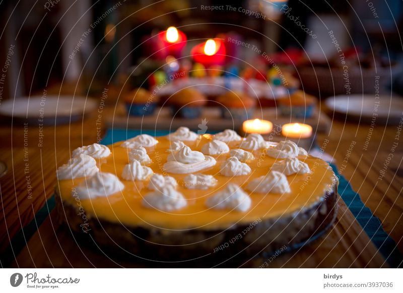 Eierlikörtorte auf gedeckter Kaffeetafel mit Kerzenlicht, Geburtstagstorte Torte süß Kerzenschein feierlich Feste & Feiern Schwache Tiefenschärfe lecker