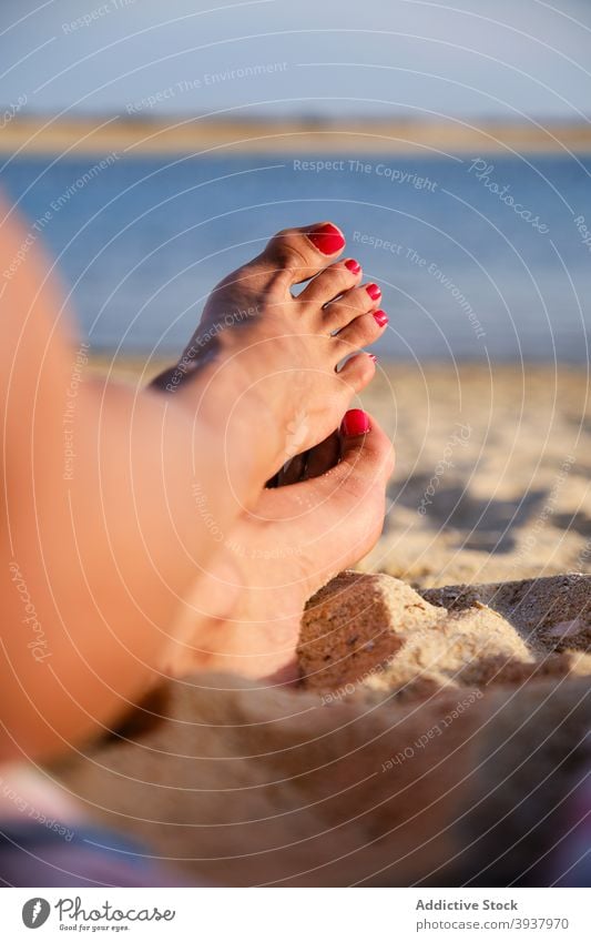 Crop Frau entspannt am Strand im Sommer Urlaub sich[Akk] entspannen Lügen Sand Tourist idyllisch sonnig Fuseta-Strand Algarve Portugal Tourismus ruhen Ausflug