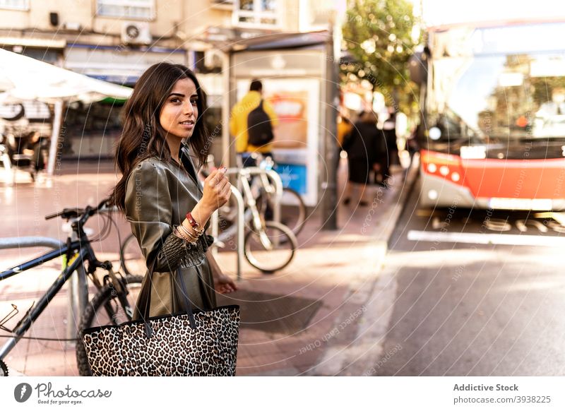 Wunderschöne junge Dame zu Fuß auf der Straße nach dem Bus fahren Frau Spaziergang Stil selbstbewusst Öffentlich Verkehr Großstadt Bürgersteig modern Mode