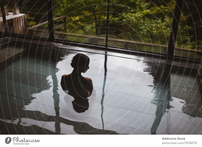 Silhouette einer jungen kaukasischen Frau im japanischen Onsen 30s Kaukasier attraktiv Tourist Tourismus gues