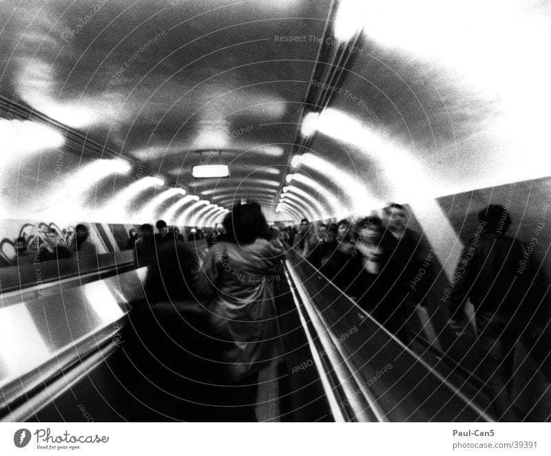 Pariser Metro Unschärfe Rolltreppe Eile Tunnel Menschengruppe U-Bahn Bewegung Schwarzweißfoto