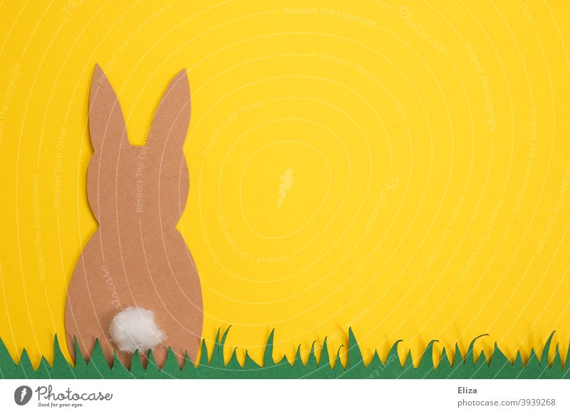 Bastelarbeit zu Ostern - Osterhase sitzt im Gras vor gelbem Hintergrund basteln Hase Papier Frühling Osterdekoration Hase & Kaninchen