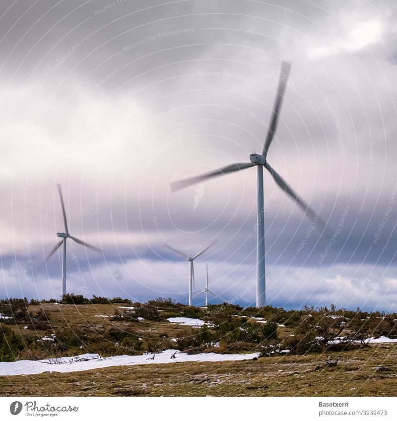 Windkraftanlagen im Windpark in der Natur, Rotoren in Bewegung Windenergie Erneuerbare Energie Energiewirtschaft Windrad Himmel Umweltschutz Elektrizität