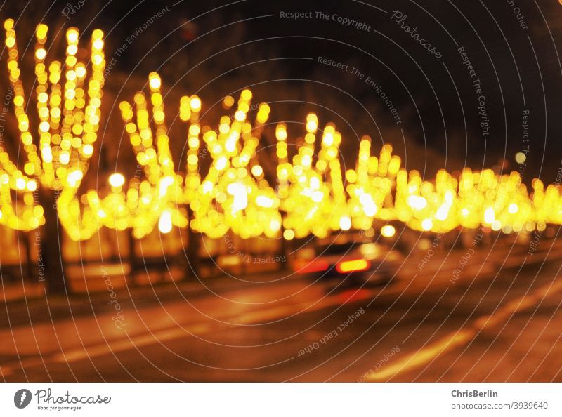 beleuchtete Baumallee unscharf baum Straße weihnachtlich gelbe lichter nachts bunt dunkel draussen Winter kalt Lichter Stadtlandschaft Stadtlicht menschenleer