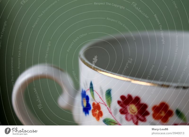 Tasse mit Blütenrand Tee Kaffee Teetasse Kaffeetasse Goldrand trinken Teetrinken Kaffeetrinken Auszeit Freizeit Genuss genießen Textfreiraum links