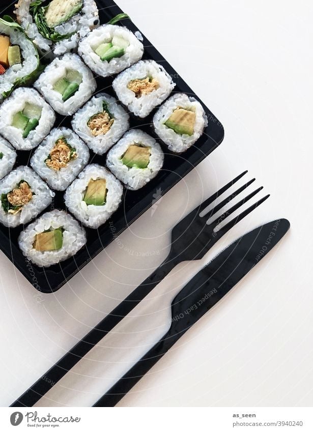 Sushi mit Messer und Gabel Sushi-Rolle Sushi-Reis Sushi-Platte Sushi-Menü Sushi-Bar Besteck Lebensmittel Fisch Essstäbchen Lachs Nigiri maki Meeresfrüchte Japan