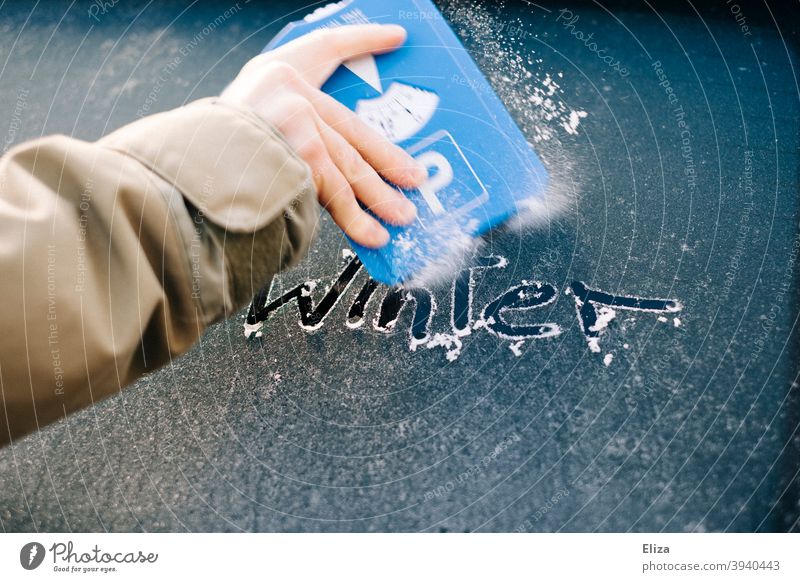 Person kratzt Eis vom Auto - ein lizenzfreies Stock Foto von Photocase