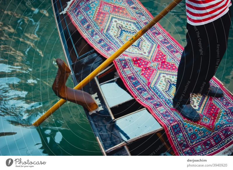 Der Gondoliere im Boot steht  auf einem  Teppich Venedig Italien Canal Grande Wasserfahrzeug Kanal Gondel (Boot) Tourismus Bootsfahrt Ferien & Urlaub & Reisen