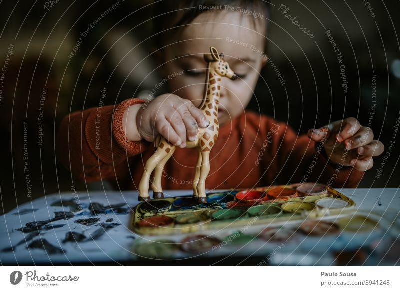 Kleinkind spielt mit Spielzeug authentisch Giraffe Kaukasier 1-3 Jahre Glück Kind Kindheit Farbfoto Mensch Lifestyle Freude Fröhlichkeit Tag Spielen