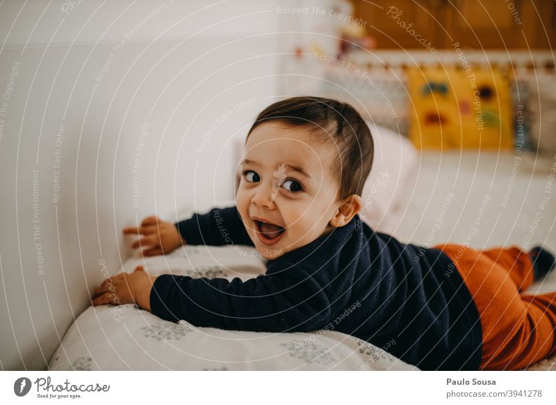 Kleinkind lächelnd Kind Lächeln Glück Fröhlichkeit authentisch Kindheit Lifestyle Freude Menschen Farbfoto Kaukasier 1-3 Jahre Familie & Verwandtschaft Spielen