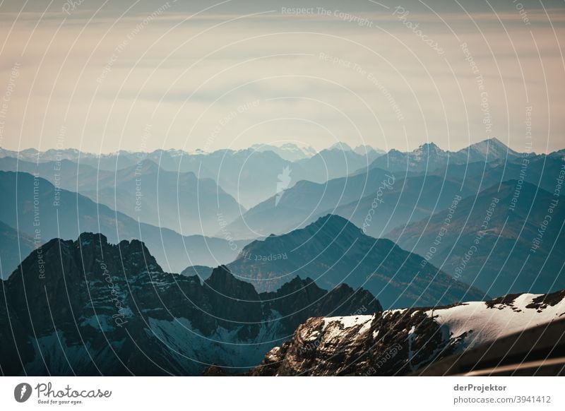 Blick von der Zugspitze auf die Alpen weite kalt herausfordernd Außenaufnahme Textfreiraum unten Textfreiraum rechts Menschenleer Farbfoto Textfreiraum links