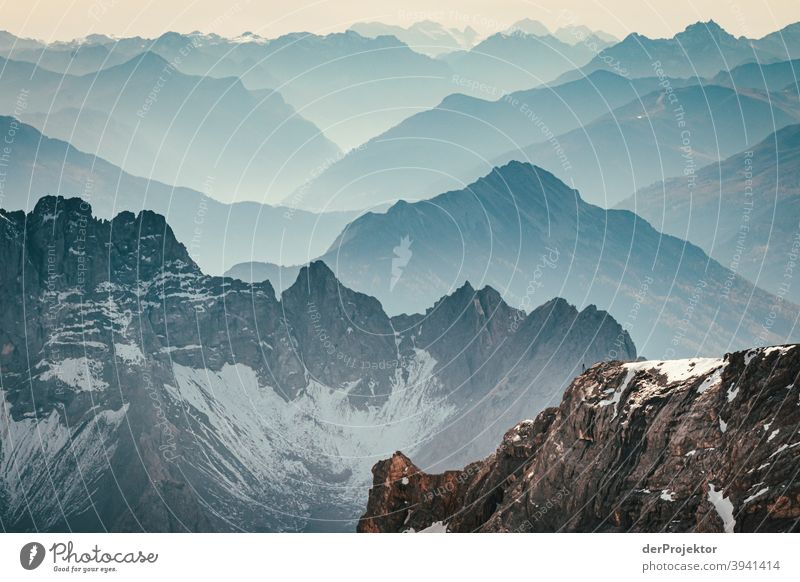 Blick von der Zugspitze auf die Alpen III weite kalt herausfordernd Außenaufnahme Textfreiraum unten Textfreiraum rechts Menschenleer Farbfoto