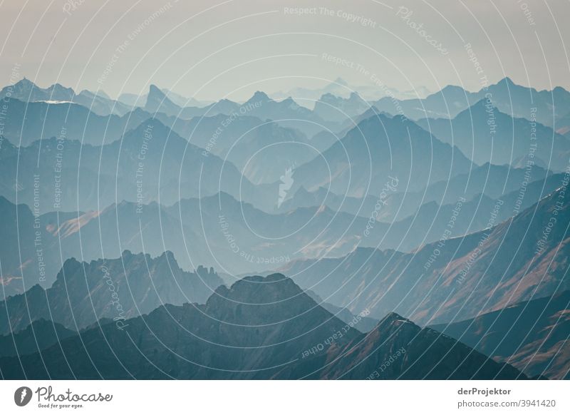 Blick von der Zugspitze auf die Alpen II weite kalt herausfordernd Außenaufnahme Textfreiraum unten Textfreiraum rechts Menschenleer Farbfoto Textfreiraum links