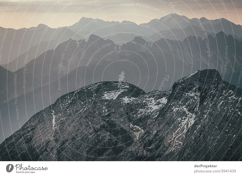 Blick von der Zugspitze auf die Alpen IV weite kalt herausfordernd Außenaufnahme Textfreiraum unten Textfreiraum rechts Menschenleer Farbfoto Textfreiraum links
