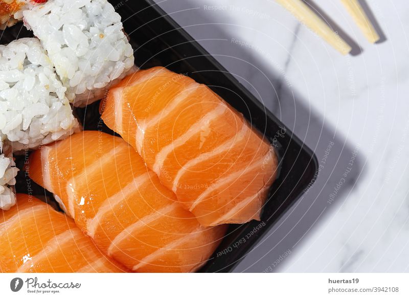 Konzept für japanisches Essen zum Mitnehmen. Sushi-Sortiment zum Mitnehmen Japanisch Lebensmittel Lachs Mahlzeit Fisch wegnehmen Mittagessen Reis Kasten