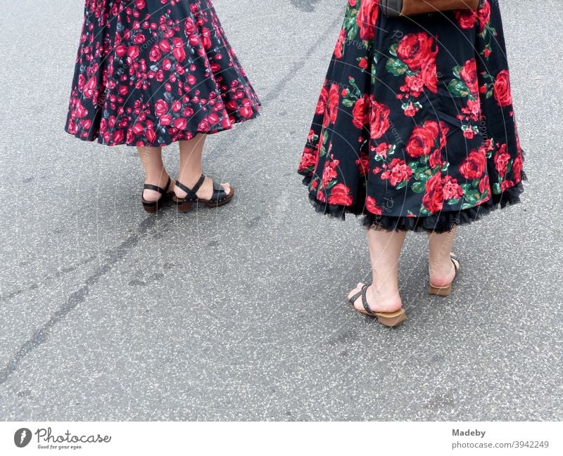 Frauen in bunten Kleidern im Stil der Fünfzigerjahre und Sechzigerjahre im Sommer bei den Golden Oldies in Wettenberg Krofdorf-Gleiberg bei Gießen in Hessen