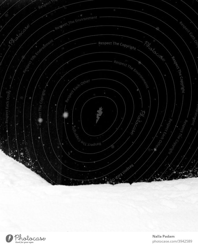 Schwarz und Weiß im Winter analog Analogfoto Schwarzweißfoto Schwarzer Diamant Schnee Schneefall Hausecke Bergbaumuseum Bochum Ruhrgebiet Außenaufnahme