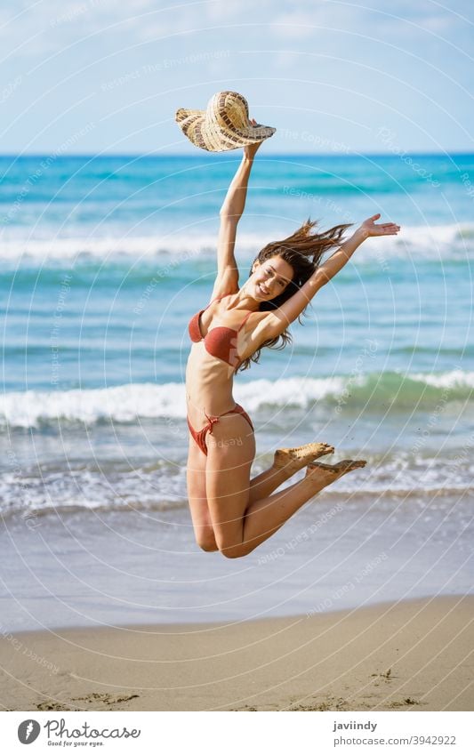 Junge Frau mit schönem Körper in Bademode springt auf einem tropischen Strand. springen springend Bikini Badeanzug Sommer Freizeit Lifestyle Mädchen Küste