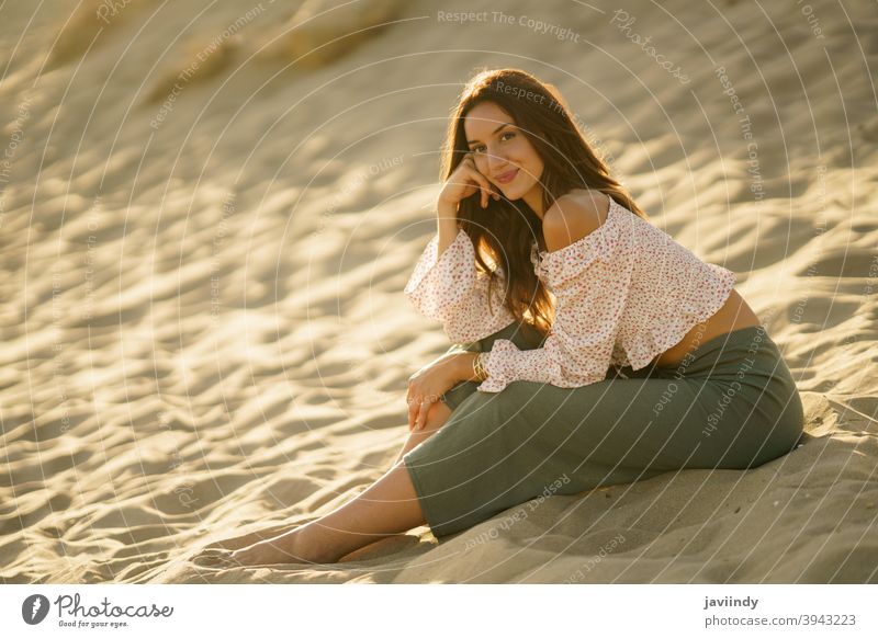 Attraktive Frau sitzt auf dem Sand des Strandes Sitzen Erwachsener Person Urlaub Kaukasier Dame Mädchen Feiertag sich[Akk] entspannen außerhalb jung reisen