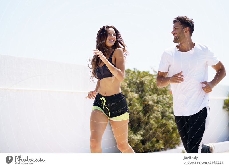 Junges schönes Paar, das zusammen trainiert und im Freien läuft rennen Fitness Training Sport Frau Mann Mädchen passen Aktivität jung Freizeit Jogger Kaukasier