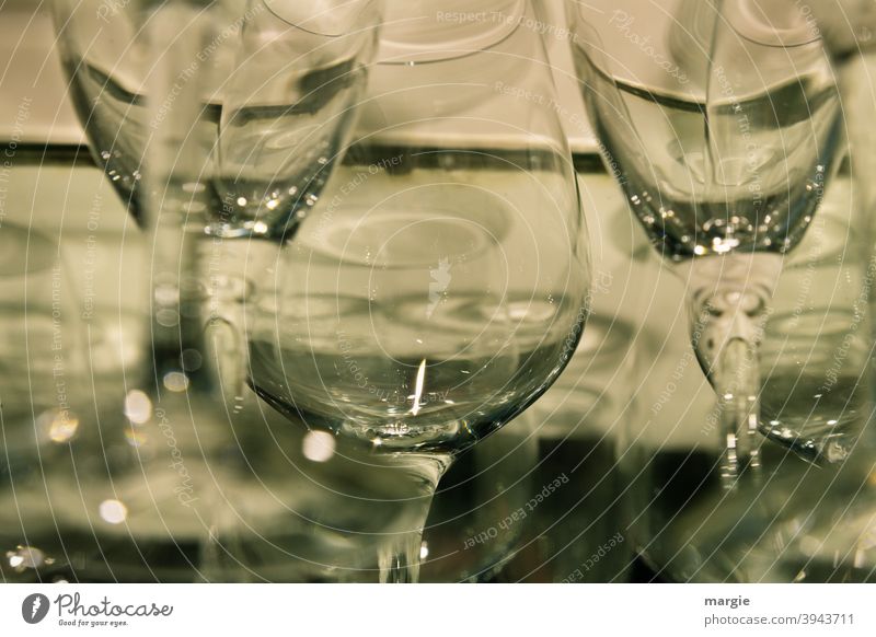 Auf den Kopf gestellt | Gläser auf einer Glasplatte Fototechnik Kristallstrukturen Reflexion & Spiegelung Weinglas Sektglas Licht Menschenleer Getränk Alkohol