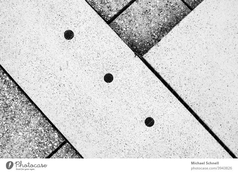 Drei Punkte drei punkte abstrakt Abstraktion Strukturen & Formen formen Formen und Strukturen Linien Bodenbelag Bodenplatten Geometrie