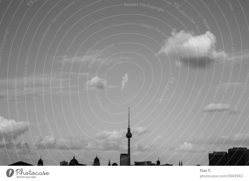 die Skyline Berlin mit Wolken s/w b/w Himmel Fernsehturm Silhouette Schwarzweißfoto b&w Architektur schwarz Stadt Außenaufnahme B&W Gebäude Tag