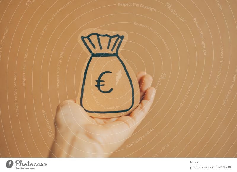Eine Person hält einen gemalten Geldsack in der Hand Konzept Geldgeber und Spende. geben bekommen Finanzen Investition sparen Erspartes Euro Reichtum Vermögen