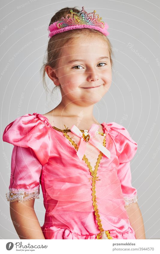 Kleines Mädchen genießt ihre Rolle der Prinzessin. Adorable niedlichen 5-6 Jahre altes Mädchen trägt rosa Prinzessin Kleid und Krone Fee Kind Stadtfest