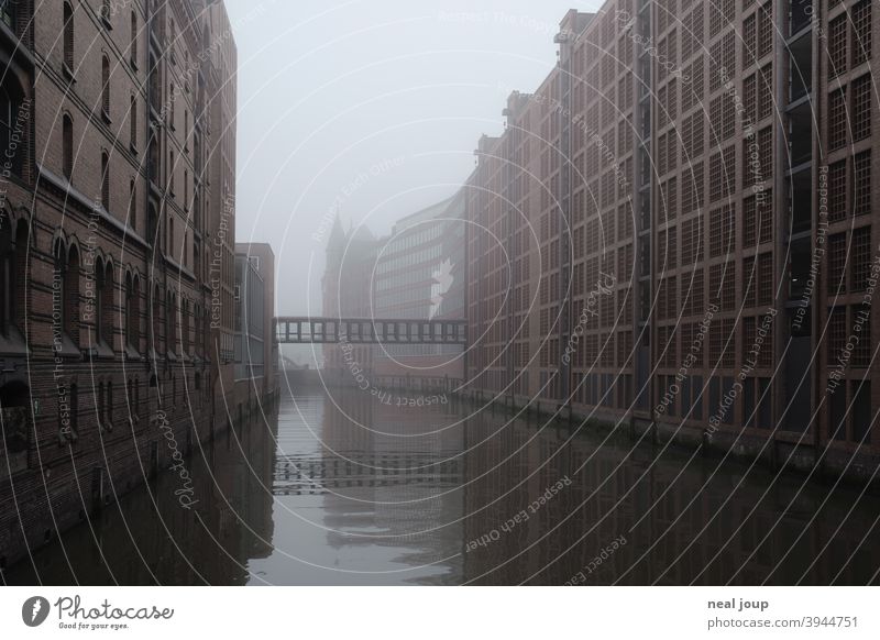 Hamburg, Speicherstadt im Morgennebel Fleet Nebel diffus neblig monochrom gedeckte Farben Wahrzeichen Tourismus Städtereise Jahreszeit Herbst Winter kalt