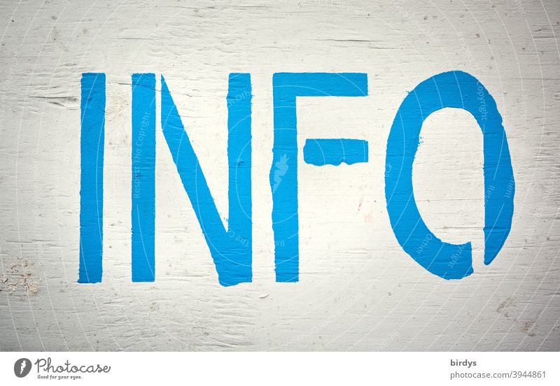 INFO, blaue Großbuchstaben auf weißem Holzbrett. Information, individueller Hinweis, Formatfüllend informieren formatfüllend blau-weiß Schriftzeichen Wort