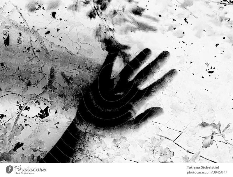 Schwarze Hand wischt mit Bewegungsunschärfe von links nach rechts verwischt gruselig Schwarzweißfoto schwarz invertiert Krimi bedrohlich Angst Hilfe Schatten