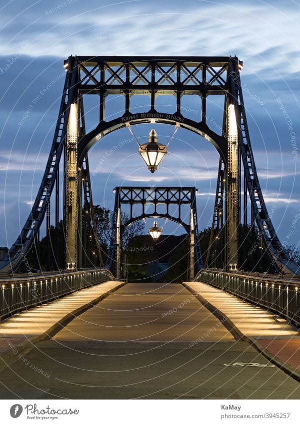 Kaiser-Wilhelm-Brücke das Wahrzeichen von  Wilhelmshaven, Deutschland, zur Blauen Stunde Kaiser Wilhelm Brücke Drehbrücke Stahl Tourismus Sehenswürdigkeit