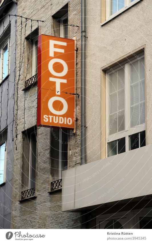 foto studio leuchtreklame schild neonschild leuchtschild werbeschild werbung typo typografie geschäft laden retro vintage orange haus wohnhaus geschäftshaus