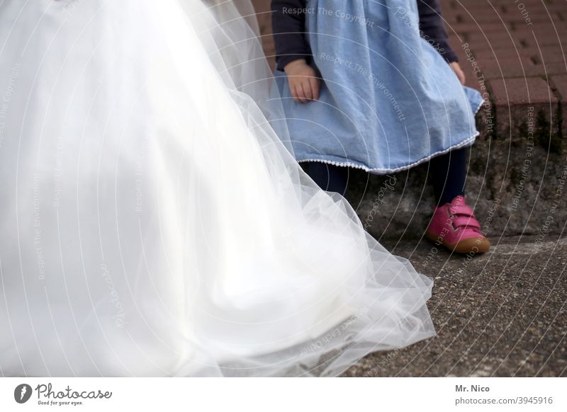 zwei Kleidchen Hochzeitskleid Brautkleid Feste & Feiern Glück weiß Tradition feminin Lifestyle Vorfreude festlich Bekleidung Anlass Stil trendy schick elegant