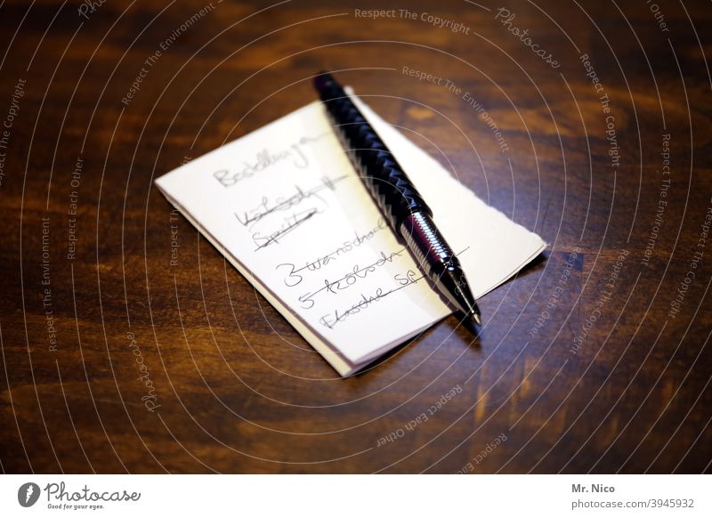 Bestellungen aufnehmen Zettel Kugelschreiber Papier Schreibstift schreiben aufschreibend notizblock Notizen Notizzettel Arbeitsplatz Gastronomie Kneipe Theke