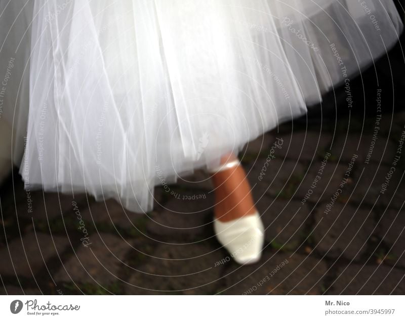 Eine Braut auf dem Weg zur Trauung Schuhe Kleid Ballettschuhe Hochzeit Hochzeitskleid Beine feminin Fuß elegant schick Stil Lifestyle Veranstaltung Damenschuhe