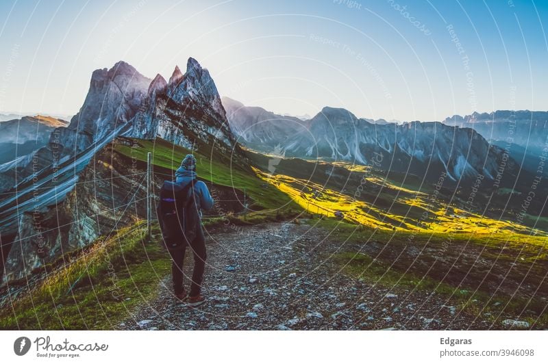 Ein Wanderer Mann wandern in Seceda, Dolomiten, Italien dolomiti Wanderung Berge u. Gebirge Trekking reisen im Freien Ansicht malerisch Landschaft Tourist