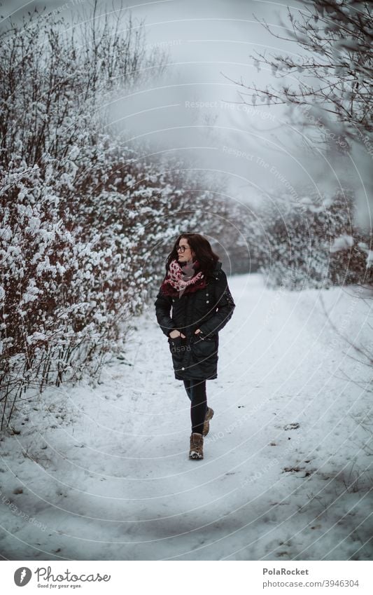 #A+# Wenn Frau Spaziert Spaziergänger corona Winterlicht Landschaft Umwelt Klima frieren Wetter Frost Natur Schnee Januar kalt Dezember Kälte draußen