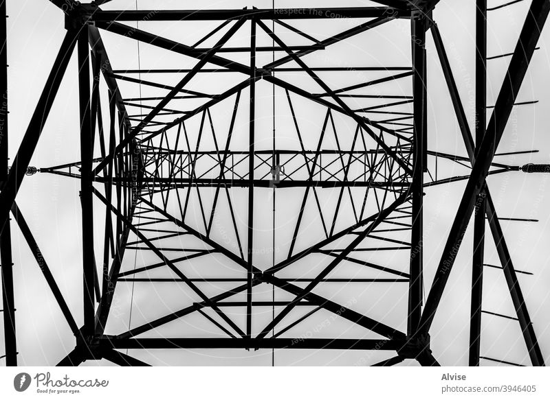 hängende Geometrien Pylon hoch Spannung Metall Turm Energie Übertragung Elektrizität Industrie Himmel elektrisch Maschinenbau Technik & Technologie Linie Kraft