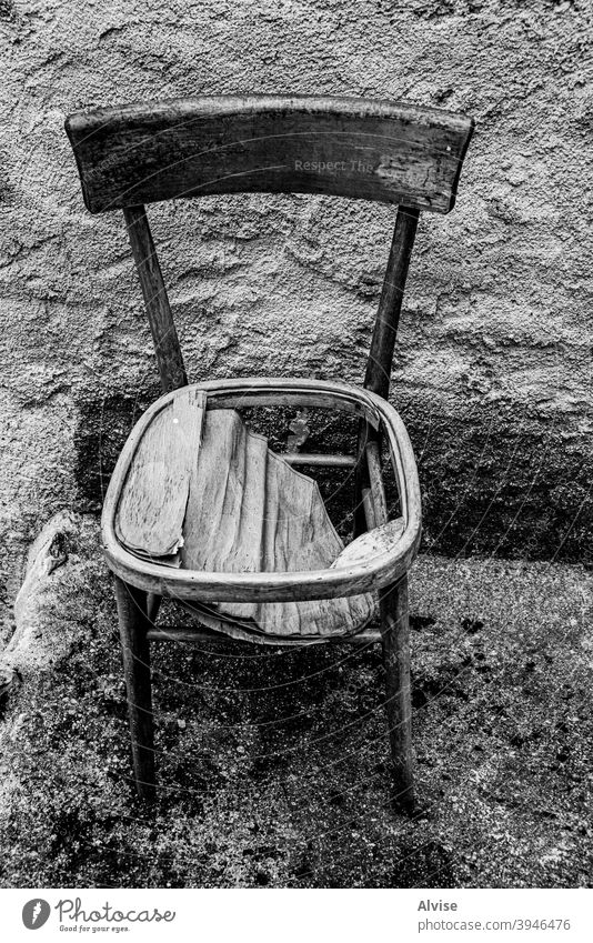 Holzstuhl alt Verlassen hölzern Stuhl gebrochen Hintergrund Gebäude Innenbereich Möbel Architektur nach unten niemand leer Raum Objekt altehrwürdig Riss Bein