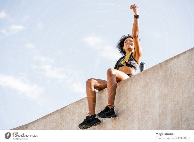 Sportler Frau nimmt ein Selfie mit Telefon im Freien. Athlet Fitness Mobile Fitnessstudio ruhen sich[Akk] entspannen aktiv Porträt Apparatur Aktivität urban