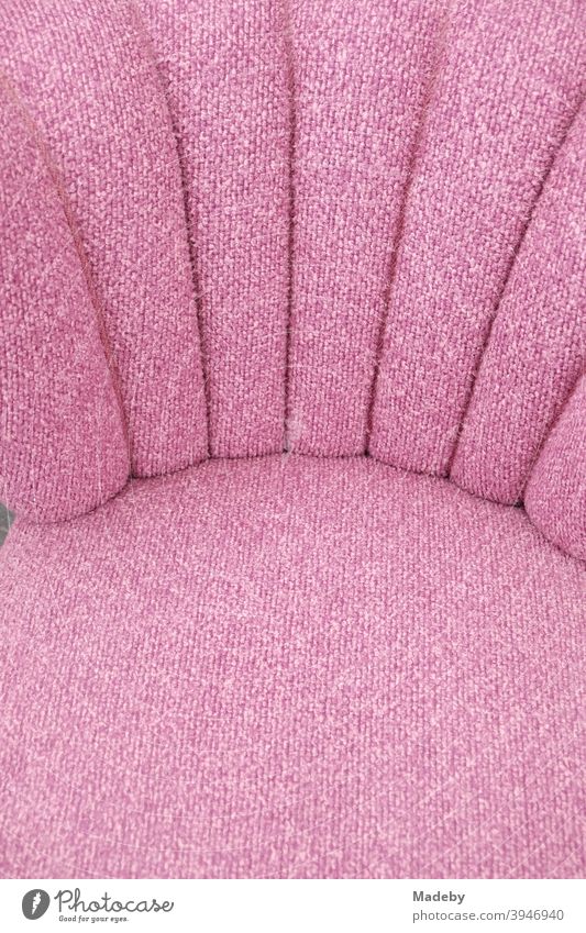 Sessel für das Wohnzimmer im Stil der Fünfzigerjahre mit Stoffbezug in Rosa oder Pink auf dem Flohmarkt bei den Golden Oldies in Wettenberg Krofdorf-Gleiberg bei Gießen in Hessen