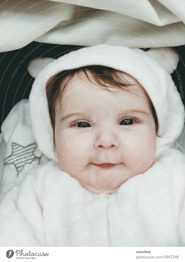 Lovely Porträt eines Baby-Mädchen trägt Winterkleidung kleines Mädchen Kindheit niedlich wenig Gesicht Auge graue Augen neugeboren Elternschaft Süßer lieblich