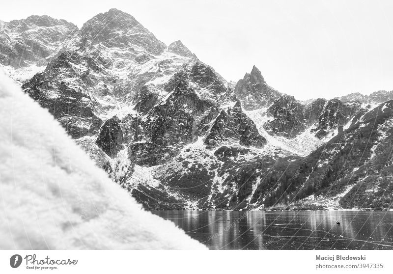 Schwarz-Weiß-Bild von Tatra-Gebirge im Winter, Polen. Berge Landschaft schön Schnee Morskie Oko schwarz auf weiß See Auge des Meeres Eis Tatra-Nationalpark kalt