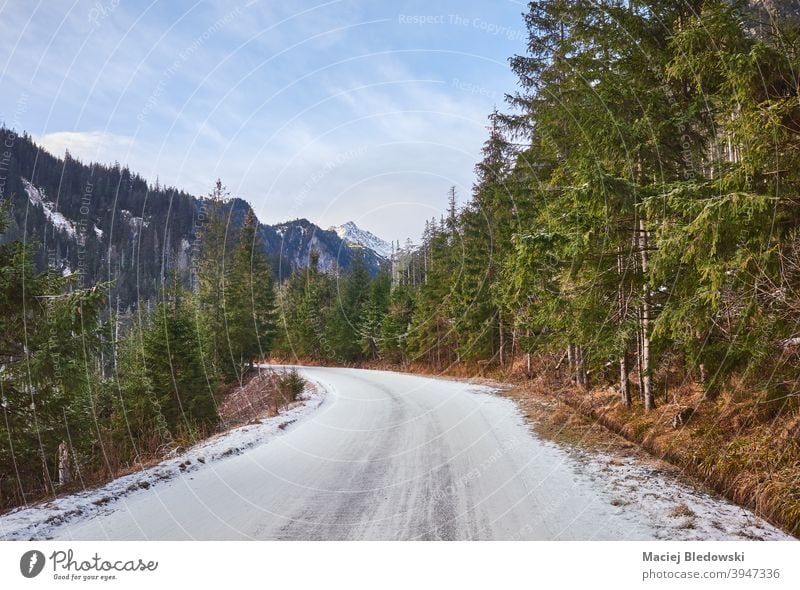 Straße nach Morskie Oko im Tatra-Nationalpark, Polen. Winter Landschaft schön Wald Schnee Berge kalt Wildnis Sonne Himmel im Freien Natur Saison leer