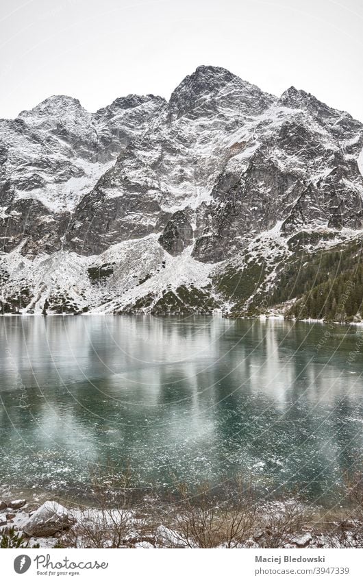 Gefrorener See an einem verschneiten Tag im Tatra-Nationalpark, Polen. Winter Landschaft Schnee Berge Morskie Oko Auge des Meeres Eis schön kalt Wildnis Himmel