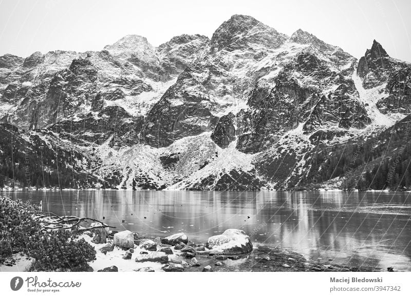 Schwarz-Weiß-Bild von gefrorenen Bergsee. See Winter Berge Landschaft schön Schnee Morskie Oko schwarz auf weiß Auge des Meeres Tatra Eis Tatra-Nationalpark
