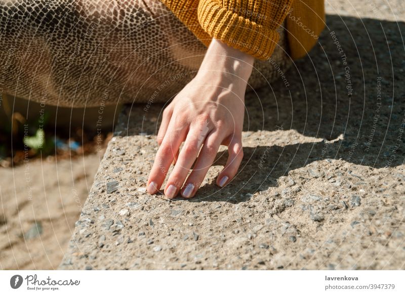 Nahaufnahme einer weiblichen Hand, die eine Steintreppe im Freien berührt Lifestyle Mädchen Nägel Zubehör Detailaufnahme Steine Arme Finger Frau Frühling Saison